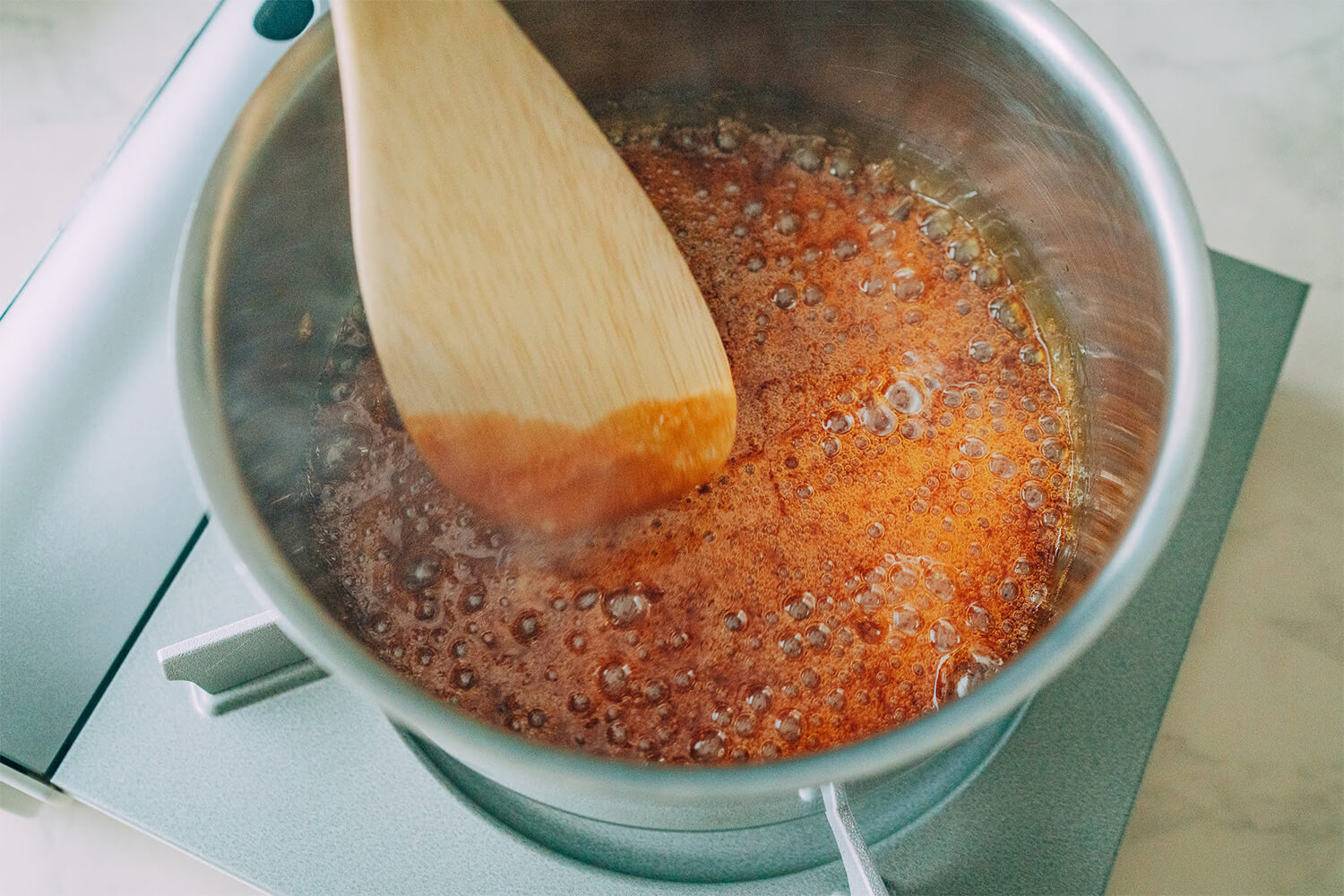 ①鍋でグラニュー糖をキャラメル色になるまで加熱